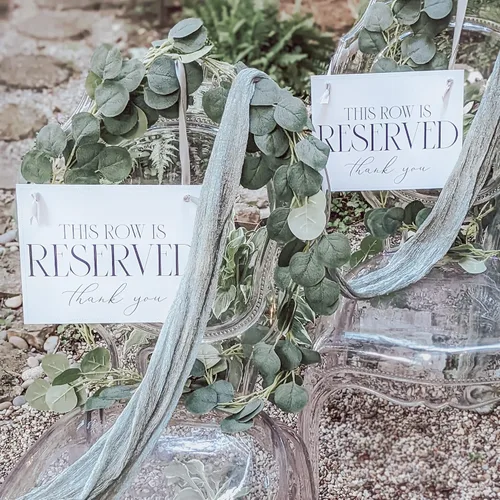 Vista 2 de Letreros de Fila Reservada para Ceremonia de Boda o Evento – Juego de 2 Banderines Colgantes de Papel en Cartulina – Esta Fila Está Reservada