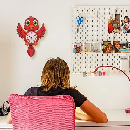 Vista 2 de Mark Feldstein & Associates Cardinal Red Bird - Reloj de pared con diseño de péndulo de cola oscilante, 12 pulgadas
