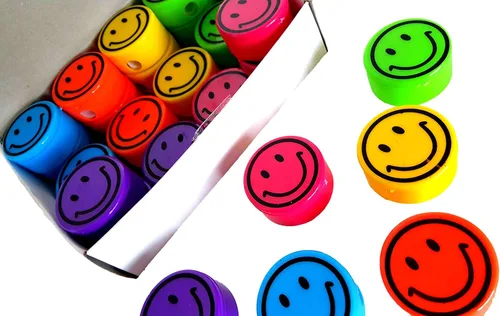 Vista 5 de Sacapuntas para niños con tapas extraíbles de color neón (paquete de 48 - Smile FACE)
