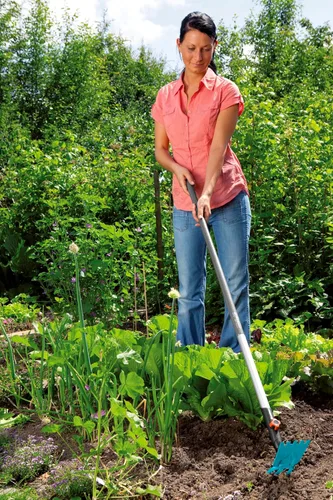 Vista 4 de Gardena combisystem Azada de jardín: Azada con hoja recta, 3 púas, 3.5 in de ancho de trabajo, acero fabricado con revestimiento termoendurecible