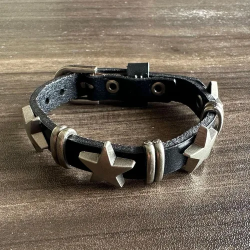 Vista 2 de Pulsera de cuero con remaches de estrella de aleación estilo punk, brazalete con hebilla, pulsera de cinturón, Ajustable, aleación, No es una piedra