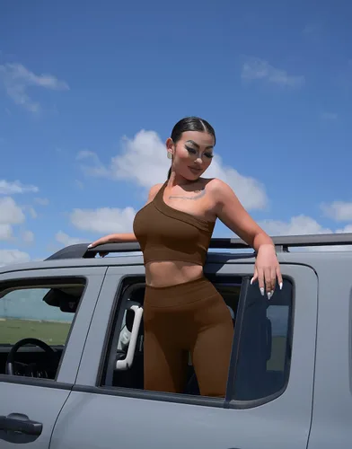 Vista 2 de OQQ Conjuntos de entrenamiento para mujer, 2 piezas, acanalados, con un hombro, leggings de cintura alta, conjunto de yoga activo