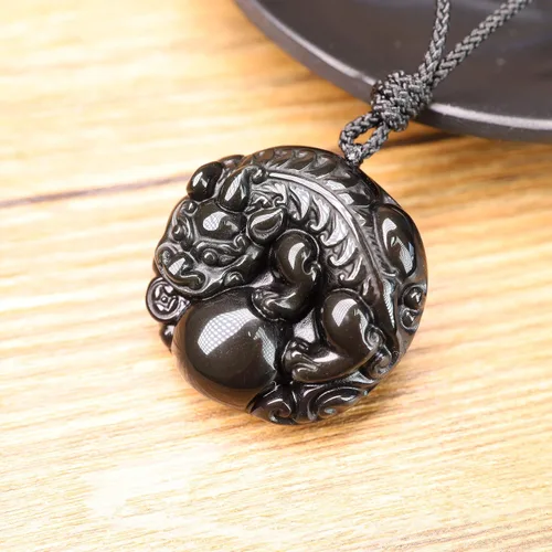Vista 4 de Collar AmorWing con grabado Pixiu, de obsidiana negra naturalobsidiana de hieloágata roja