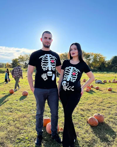 Vista 4 de Camisetas de maternidad de Halloween con diseño de esqueleto para pareja, con rayos X, para bebé, para embarazo, hamburguesa, comida diverti Versión
