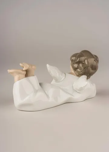 Vista 4 de LLADRÓ Figura de ángel acostado. Figura de ángel de porcelana.
