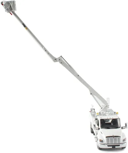 Vista 4 de Diecast Masters Escala 1:32 Peterbilt Modelo 536 con cuerpo de servicio aéreo Altec AA55, cabina blanca y cuerpo blanco Serie de transporte