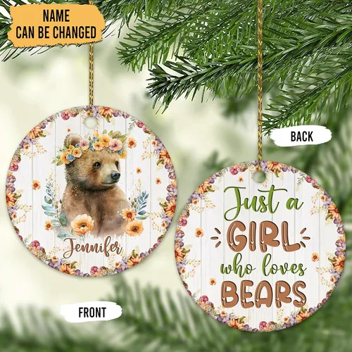 Vista 2 de Hyturtle Adorno de Navidad personalizado para los amantes de los osos, adorno de cerámica con nombre personalizado de Just A Girl Who Loves Bears