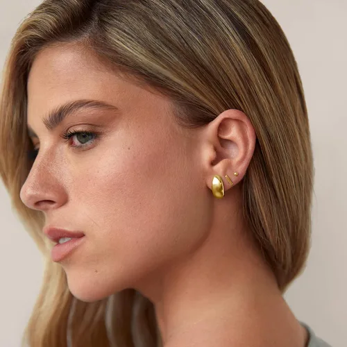 Vista 2 de PAVOI Aretes de plata de ley chapados en oro de 14 quilates Aretes de aro con cúpula dorada para mujer