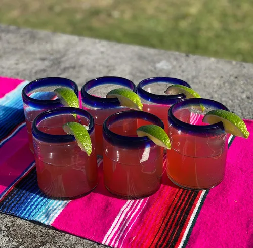 Vista 2 de Vasos de beber mexicanos soplados a mano - Juego de 6 vasos tipo tumbler con bordes azul cobalto (10 oz cada uno)