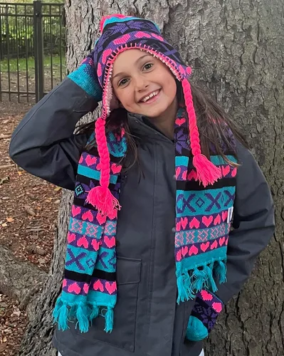 Vista 3 de N'Ice Caps, juego de accesorios gorra, bufanda, guante tejidos de sherpa con estampado para chicas.
