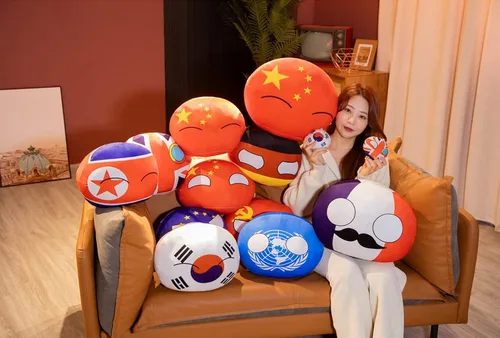 Vista 2 de Pelotas de peluche de Finlandia, Polandball de peluche, cojín con colgante de bandera de mini países, peluches de anime, regalos de 3.9 pulgadas