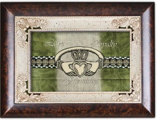 Vista 2 de Amor lealtad Amistad Claddagh Burlwood Jewelry Caja de música reproduce ojos irlandeses