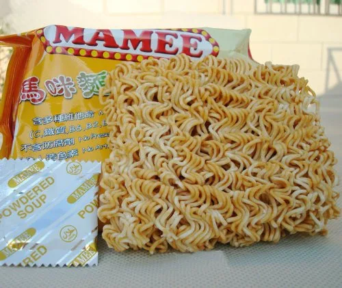 Vista 3 de Mamee Monster Noodle Snack (sabor a pollo) paquetes de 2.12 oz, (paquete de 5)