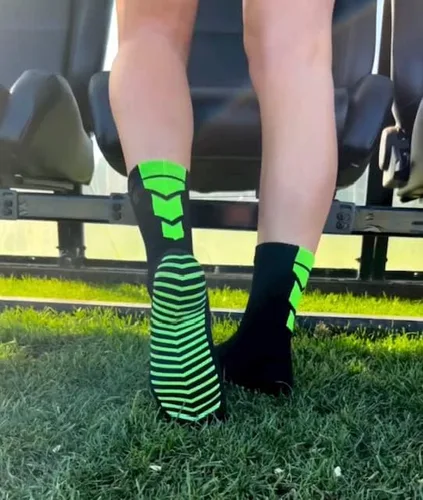 Vista 4 de FLITE SPORTS Calcetines antideslizantes para fútbol, fútbol sala, LAX, Pickleball, calcetines de neón para hombres y mujeres