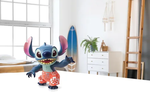 Vista 2 de Enesco Disney Showcase - Figura hawaiana de traje de baño Lilo and Stitch, multicolor, 6 pulgadas