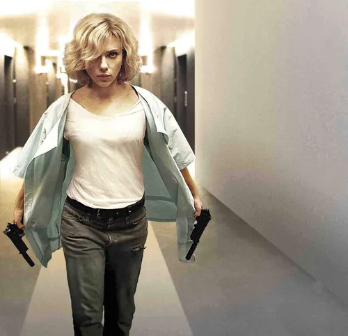 Vista 6 de Lucy 4K Ultra HD + Blu-ray + Digital HD