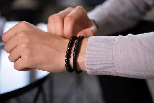Vista 4 de Alton of Sweden Pulsera de cuero de primera calidad para hombre Pulsera de piel de becerro trenzada negra auténtica Cierre magnético fuerte Caja