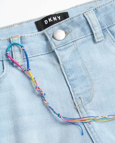 Vista 3 de DKNY Pantalones cortos para niña Bermudas de mezclilla elástica con botones y puños enrollables (7-14)