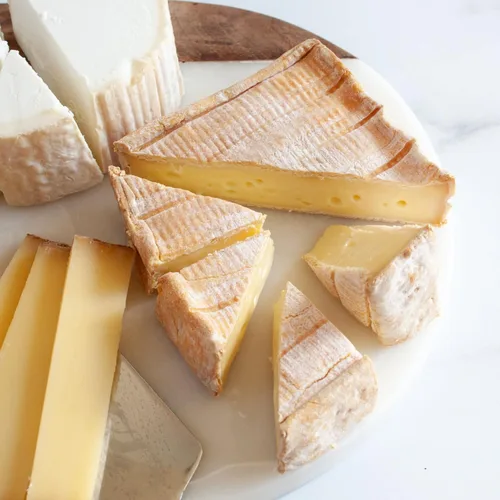 Vista 5 de igourmet Surtido de quesos franceses para conocedores, incluye queso francés Tomme de Savoie, Nutty Comte, Camembert francés y Fourme d'Ambert