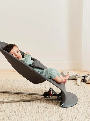 Vista 3 de BabyBjörn Bouncer Bliss, Algodón, Colcha Clásica, Antracita. Asiento Ajustable de Mecedora de Bebé 2-en-1 y Silla para Niños Pequeños, de Recién