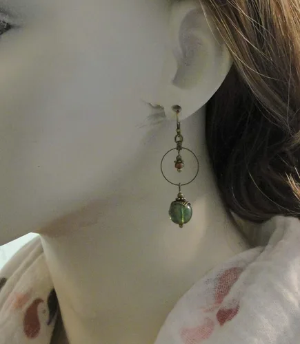 Vista 2 de Green Dangle Earrings in Bohemian Marbled Glass