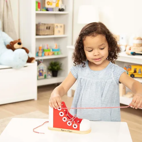 Vista 2 de Zapatillas de madera con cordones de lujo Melissa & Doug, Estándar, talla única , Rojo
