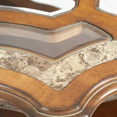 Vista 9 de Michael Amini Villa Valencia - Mesa de cóctel marrón de abedul de madera maciza con parte superior de vidrio y mármol, acabado castaño clásico