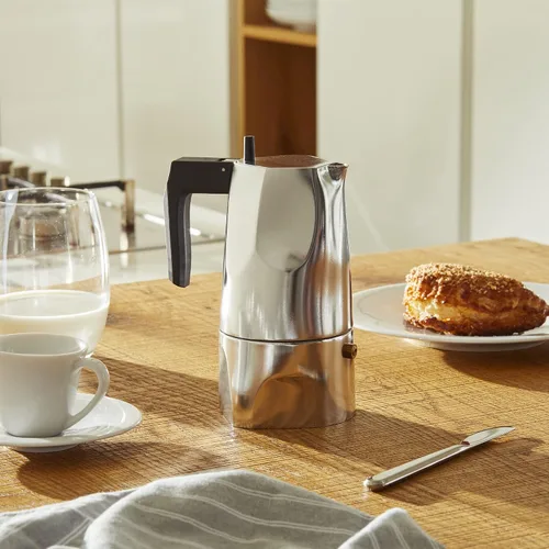 Vista 5 de Alessi MT18/6 "Ossidiana" - Cafetera de 6 tazas con mango de fundición de aluminio y perilla en resina termoplástica, color negro