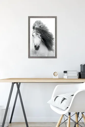 Vista 6 de Trends International Póster de pared de caballo en escala de grises, 14.725 x 22.375 pulgadas, versión enmarcada de madera de granero Versión