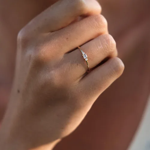 Vista 2 de Anillo de compromiso de moissanita de oro amarillo de 14 quilates para mujer Anillo de compromiso de tres piedras de oro macizo Anillos apilables
