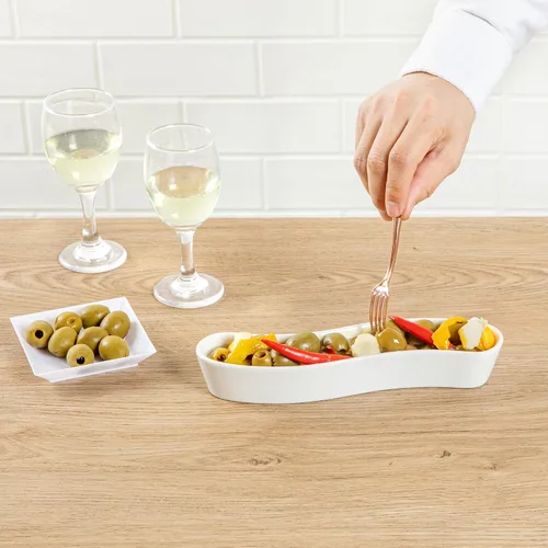 Vista 5 de Restaurantware Swerve - Plato de oliva de 6 onzas, 1 bandeja curvada de aceituna, de porcelana blanca, resistente a astillas, canoa de olivo apta