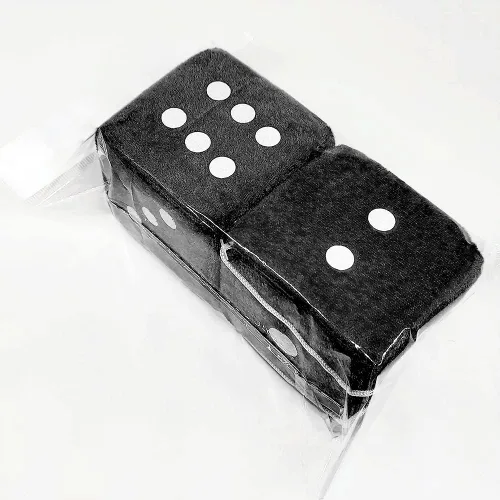 Vista 3 de Par de dados de felpa negros peludos de 2.75 pulgadas clásico vintage [dados nostálgicos de los años 80 para espejo de automóviles] para espejos