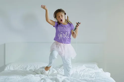 Vista 2 de Camiseta de feliz cumpleaños (niñas de 1 a 12) camiseta de fiesta para niños descarados - Dulce traje de bebéniño pequeño