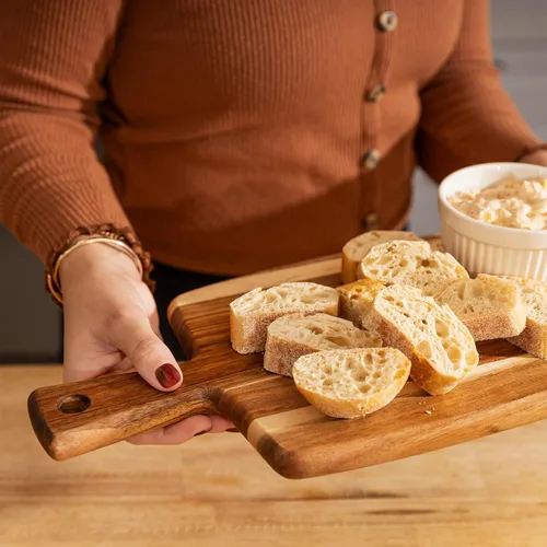Vista 5 de Tabla de cortar de madera de acacia y tabla de cortar con mango para carne, tabla de queso, verduras, pan y embutidos – Tabla decorativa de madera