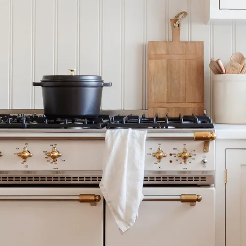 Vista 8 de Staub olla de hierro cocotte redonda de 6-1/4 cuartos de galón, Negro mate Perfect for Batch Cooking, Meal Prep & Large Meals. Braise, Roast &