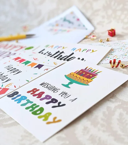 Vista 5 de 100 tarjetas de feliz cumpleaños a granel, surtido grande de 5 x 7 pulgadas, con sobres, calcomanías y saludos simples en el interior para oficina