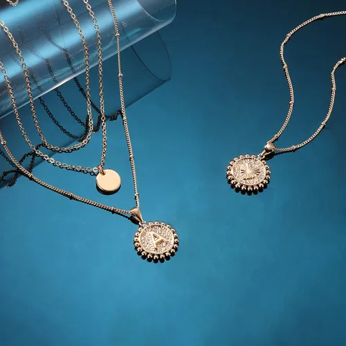 Vista 7 de Collares con inicial en capas de oro para mujer, chapado en oro de 14 quilates, gargantilla de disco de capas delicadas, collar hecho a mano