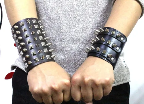 Vista 7 de Pulsera de cuero punk para hombres y mujeres, pulsera de cuero con tachuelas para hombres, pulsera gótica con remaches para hombres y mujeres