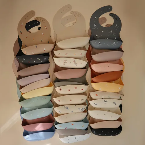 Vista 7 de Mushie - Babero de silicona para bebé, ajustable y resistente al agua (abejas) De 4 a 24 meses, lavable a máquina, correa ajustable