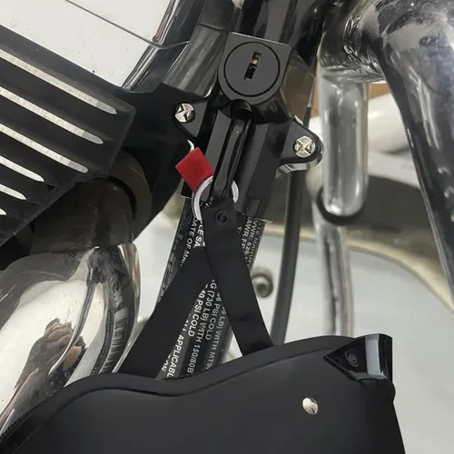 Vista 3 de Kit de bloqueo de seguridad para casco de motocicleta para tubos de 7/8" a 1 1/4" de diámetro para Harley Chrome (negro)