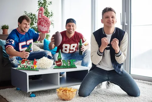 Vista 4 de Paquete de 3 carteles de mesa de madera de fútbol americano, decoración de mesa de una palabra, decoración de mesa de juegos de pelota deportiva