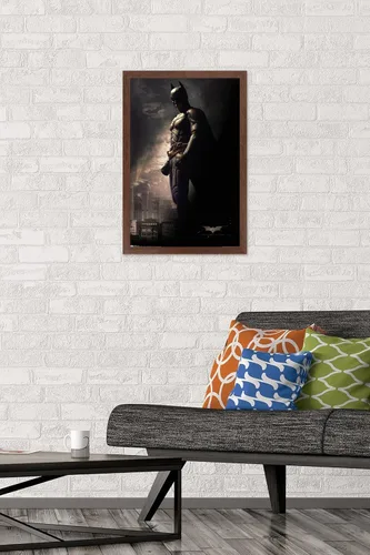 Vista 2 de [Usado] Trends International DC Comics Movie - Póster de pared de Batman en las sombras, 14.725 x 22.375 pulgadas, versión enmarcada de caoba
