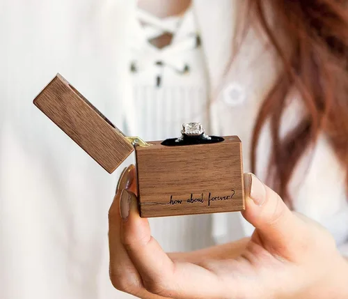 Vista 4 de MUUJEE ¿Qué tal para siempre? - Caja de anillo de propuesta grabada en madera, caja de anillo de portador para ceremonia de boda, idea de decoración