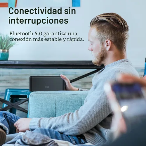 Vista 4 de DOSS SoundBox Touch - Altavoz inalámbrico con Bluetooth, sonido HD de 12W con graves ricos, resistente al agua IPX5, 20 horas de reproducción, manos