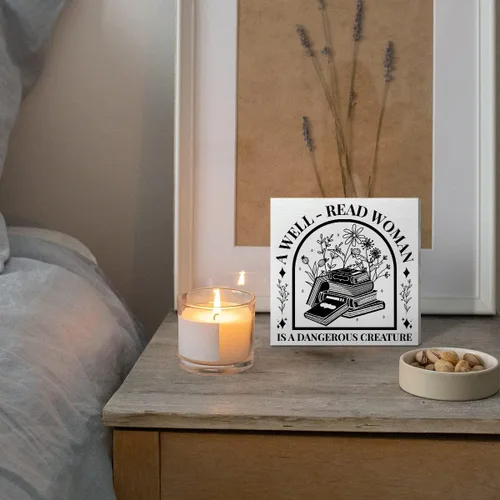 Vista 5 de Decoración de escritorio para amantes de los libros: letrero de madera con texto en inglés "A Well Read Woman Is A Dangerous Creature", decoración
