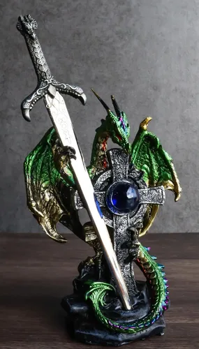 Vista 2 de Ebros Gift Legendario dragón celta metálico verde tierra sosteniendo una cruz alta con orbe azul y garra draconiana, abrecartas figurita