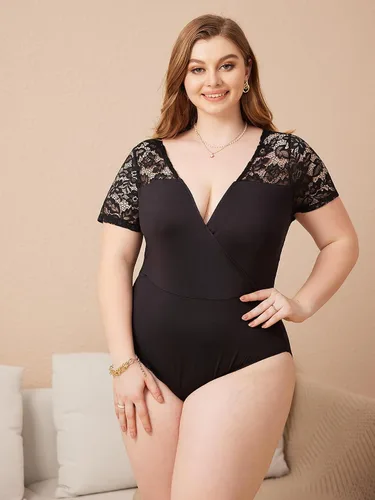 Vista 3 de Milumia Mono de manga corta con encaje en contraste para mujer, talla grande, cuello en V profundo