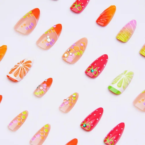 Vista 4 de Uñas postizas de almendra medianas MABKJLF con punta francesa, uñas falsas 3D con diseños de pedrería de flores de fresa, uñas pegajosas brillantes 1