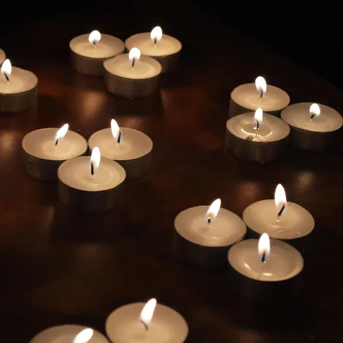 Vista 7 de Tribello White Tea Lights - Unscented Tealight Candles - 3.5 Hour Burn Time - Perfect for Home, Travel, Events & Emergencies - Pack of 12