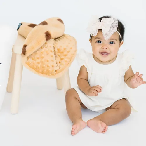 Vista 4 de Mini manta Cookie Buddy – Manta de seguridad unisex de lujo Minky de piel sintética para bebé – Regalos esenciales para recién nacidos para niños